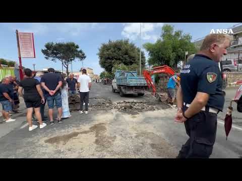 Napoli, si e’ aperta una voragine a Monte di Procida