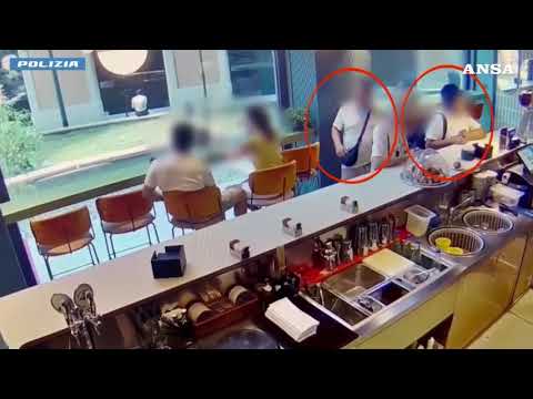 Milano, rubano borsa a una turista: bloccati dalla polizia