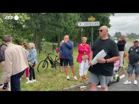 Morte Alain Delon, i fan si radunano davanti alla casa dell’attore a Douchy