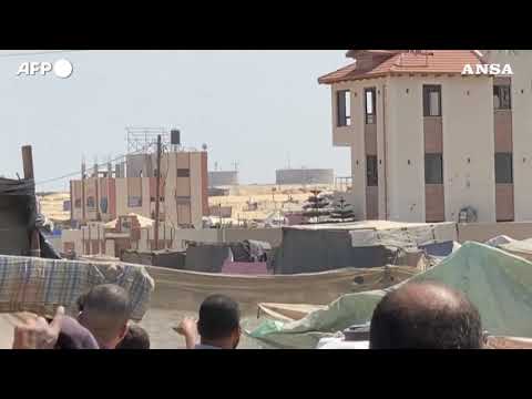 Gaza, palestinesi fuggono da un campo per sfollati a Khan Yunis