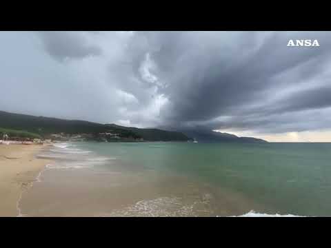 Isola d’Elba, pioggia torrenziale allontana i bagnanti