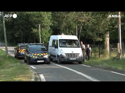 Alain Delon, fiori e bigliettini davanti alla sua casa di Douchy