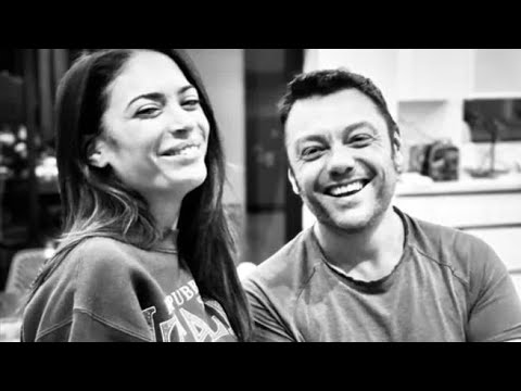 Elodie e Tiziano Ferro, un bacio (casto) per festeggiare il loro primo singolo insieme