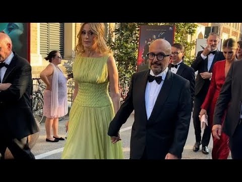 «Mi raccomando, faccia il bravo», il ministro Sangiuliano mano nella mano con la moglie