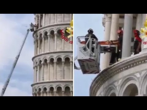 Uomo colto da un malore sulla Torre di Pisa, le immagini dei soccorsi dei Vigili del Fuoco