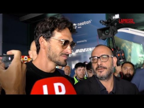 Roma, l’arrivo a Fiumicino del difensore tedesco Hummels