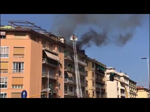 Firenze, incendio in Lungarno Colombo: attico in fiamme