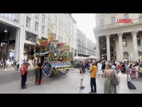 Milano, gli Hare Krishna sfilano per le vie del centro