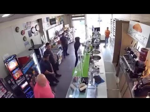 Napoli, a mano armata nel bar: il video choc della rapina