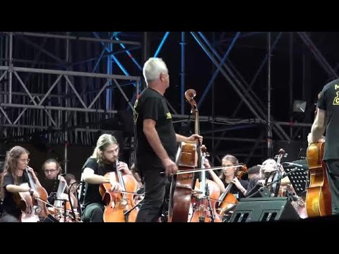 Torino, la carica dei 100 violoncellisti in piazza San Carlo
