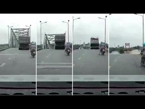 Crolla un ponte in Vietnam: il momento in cui la strada frana e un camion finisce nel vuoto