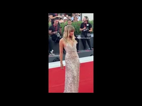 Maneskin, Victoria De Angelis sfila sul red carpet a Venezia