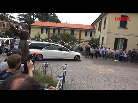 Strage Paderno, i feretri in chiesa per i funerali: dolore di parenti e amici