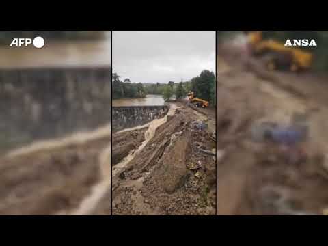 Maltempo in Francia, un’auto viene trasportata via dalla corrente