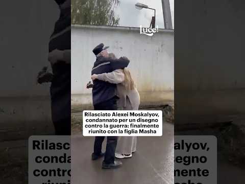 Esce dal carcere il padre della ragazza autrice del disegno contro la guerra: l’abbraccio