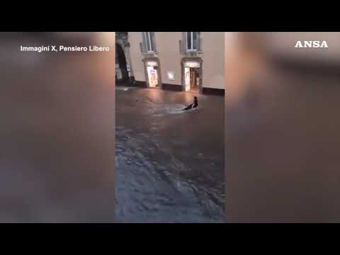 Maltempo in Sicilia, a Catania salvato un motociclista trascinato dall’acqua