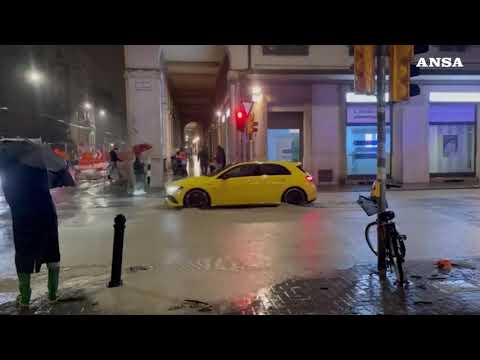 Maltempo, a Bologna esonda il torrente Ravone