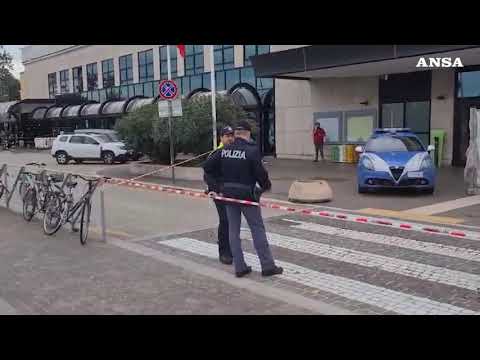 Aggredisce agenti con un coltello, ucciso da tre colpi di pistola al petto