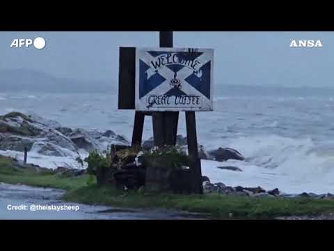 Maltempo, la tempesta Ashley si abbatte sul Regno Unito e sull’Irlanda