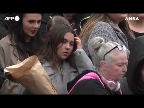 Londra, i fan degli One Direction si riuniscono in memoria di Liam Payne