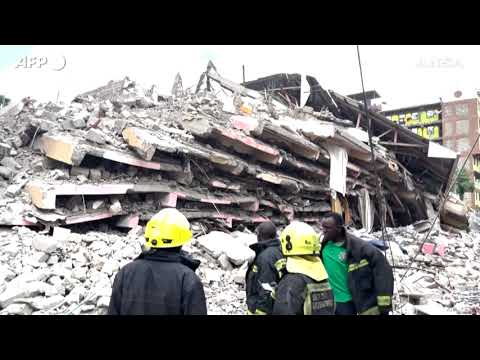Crolla un edificio a Nairobi, le operazioni di soccorso