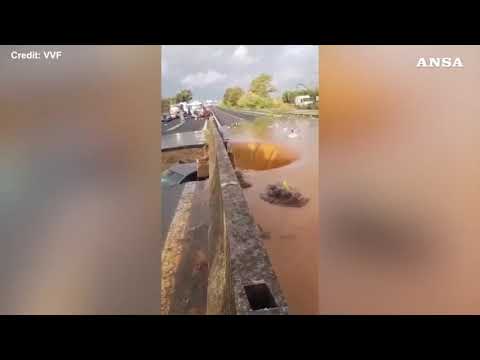 Maltempo a Catanzaro, auto ingoiata da una voragine sulla statale 280