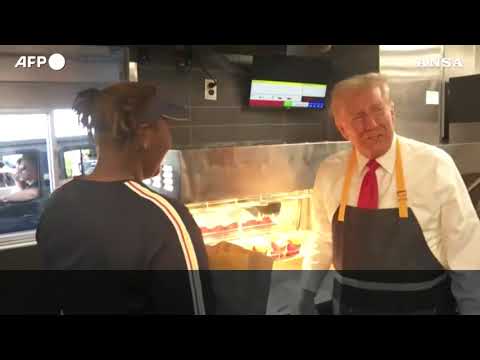 Trump serve patatine al McDonald’s: “Non e’ vero che Kamala ci ha lavorato”