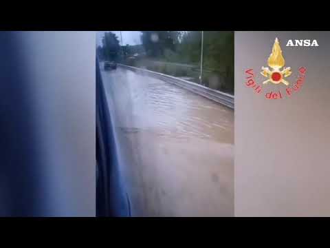 Maltempo nel Catanzarese, esonda un torrente e isola il comune di Maida