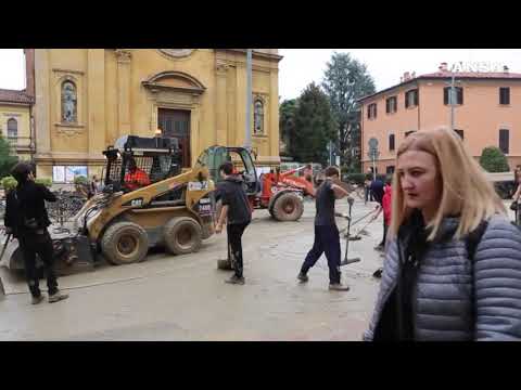 Maltempo, la pulizia dal fango e dai detriti delle strade di Bologna