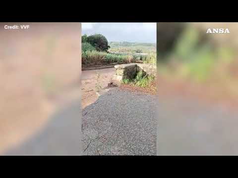 Maltempo in Calabria, ponte crolla dopo l’esondazione di un torrente