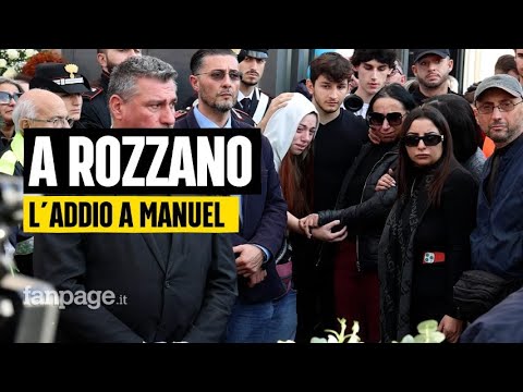 In centinaia per l’ultimo saluto a Manuel Mastrapasqua, gli amici: “Un’ingiustizia morire così”