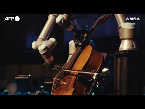 Robot suona il violoncello con la Malmoe Symphony Orchestra