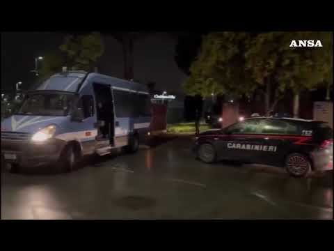 Roma, la polizia sgombera l’ex hotel Petra nel quartiere Romanina