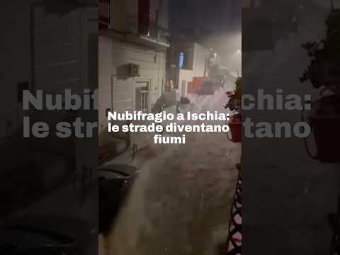 Strade come fiumi a di Ischia, dove nel tardo pomeriggio di ieri s’è abbattuto il nubifragio