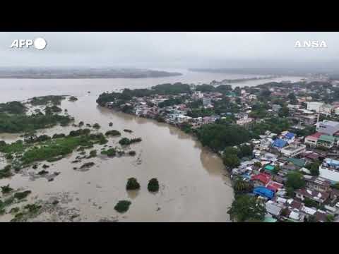 Filippine, fiume in piena dopo il passaggio della tempesta tropicale Trami