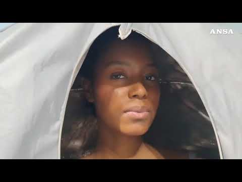 Al fashion show “Reverse Change” le vele da parapendio diventano vestiti