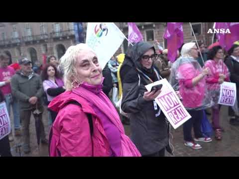 Torino, presidio delle famiglie Arcobaleno sotto la Prefettura