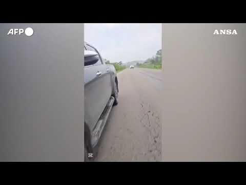 Bolivia, spari contro l’auto dell’ex presidente Morales: ferito l’autista