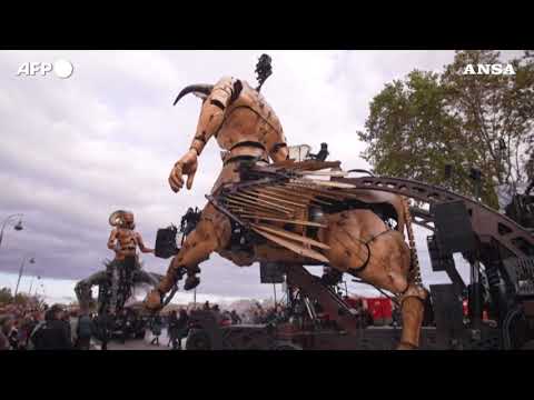 Francia, a Tolosa sculture mobili giganti attirano folle di curiosi