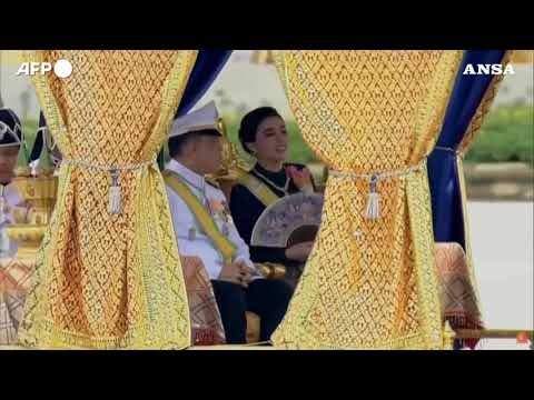 Thailandia, la sfilata del re Maha Vajiralongkorn sulla chiatta reale a Bangkok