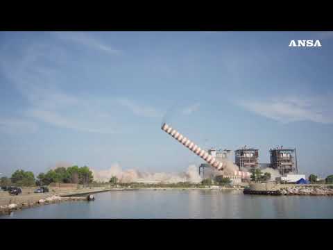 Piombino, abbattute le due ciminiere di un’ex centrale Enel