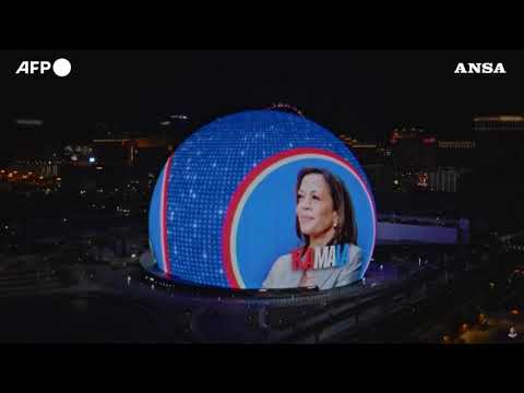 Usa2024, “vote Harris-Walz” proiettato sullo Sphere di Las Vegas