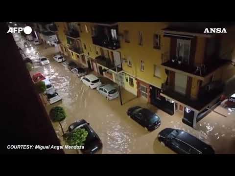 Maltempo in Spagna, auto sommerse da acqua e fango a Valencia