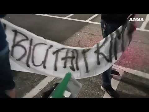 Roma, striscioni appesi in diverse strade: “In bici fai prima”