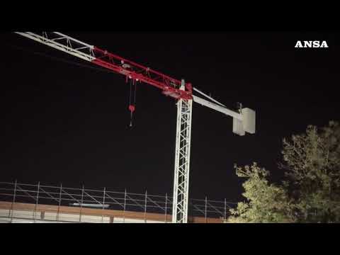 Pavia, operaio su una gru per protesta contro gli stipendi non pagati