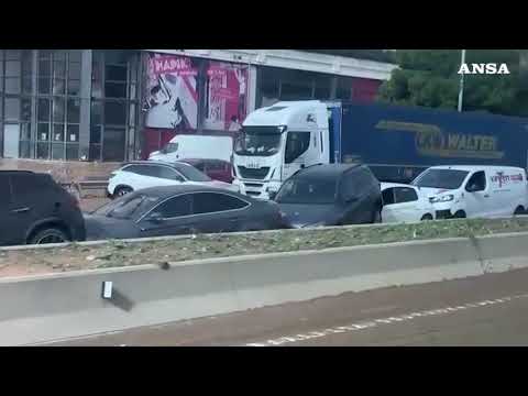 Maltempo in Spagna, veicoli accatastati a Valencia dopo l’alluvione