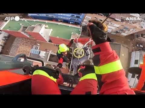 Alluvioni in Spagna, salvate centinaia di persone: recuperate con l’elicottero