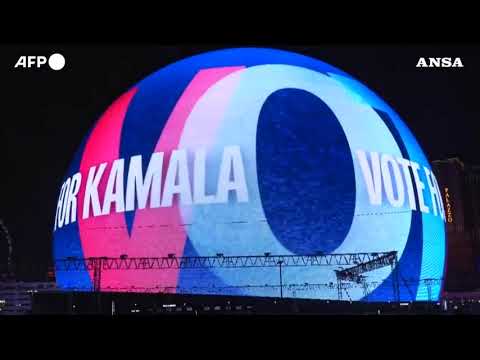 Lo Sphere di Las Vegas illuminato da spot di Kamala Harris
