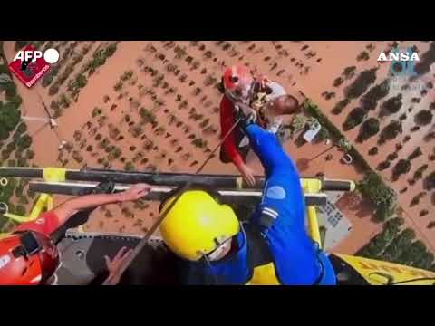 Maltempo in Spagna, bambino viene salvato in elicottero a Valencia