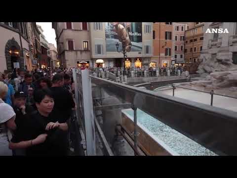 Roma, Fontana di Trevi senz’acqua: i turisti lanciano monete in vasca
